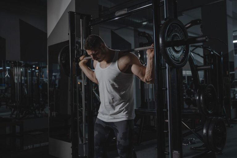 Hombre levantando pesas durante un entrenamiento de cuerpo completo en el gimnasio