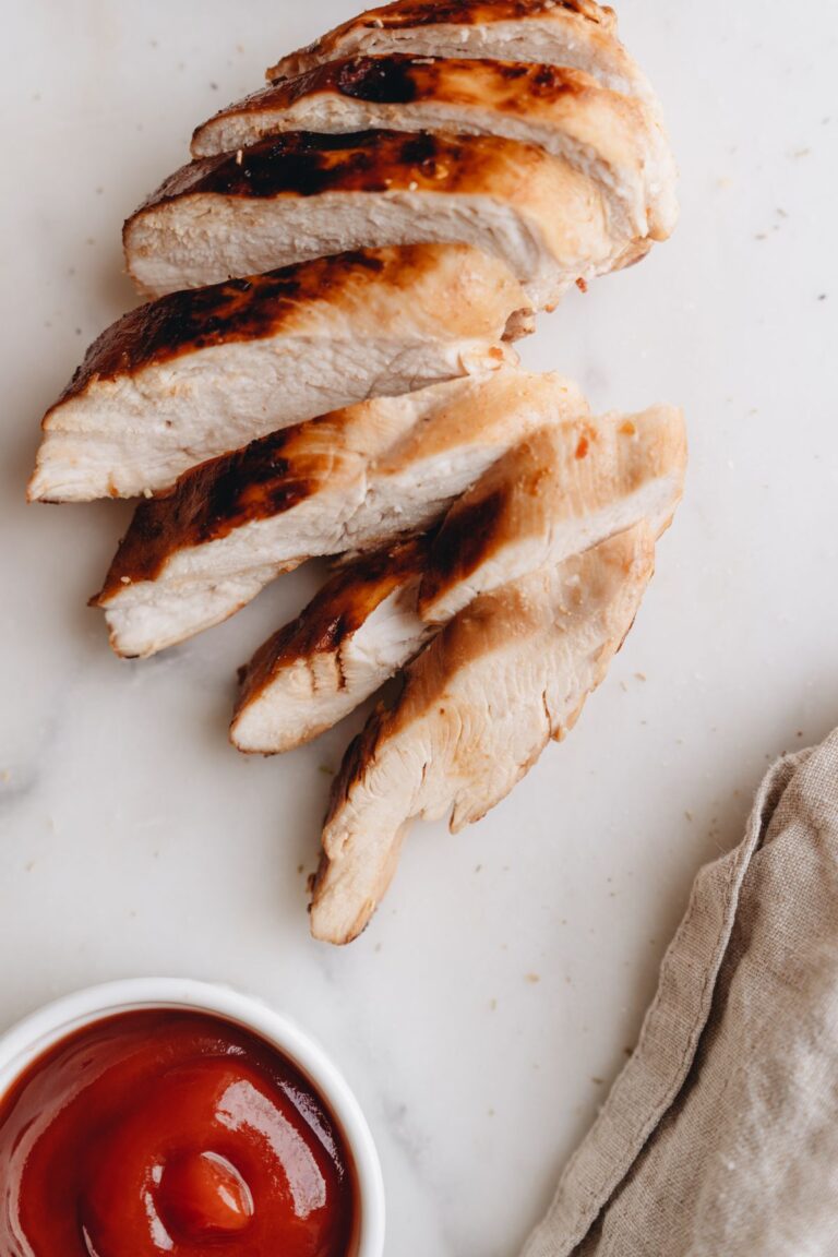 Pechuga de pollo a la plancha cortada en filetes, fuente de proteína