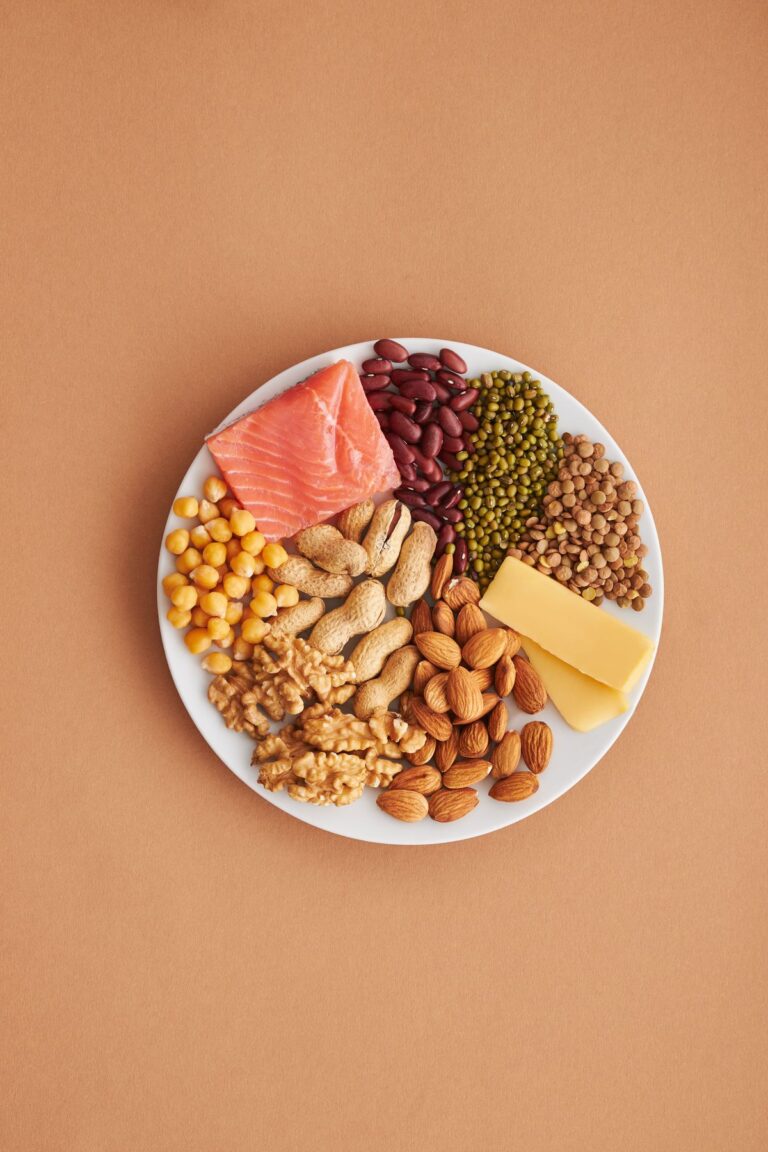 Plato con una selección de alimentos saludables y ricos en proteína