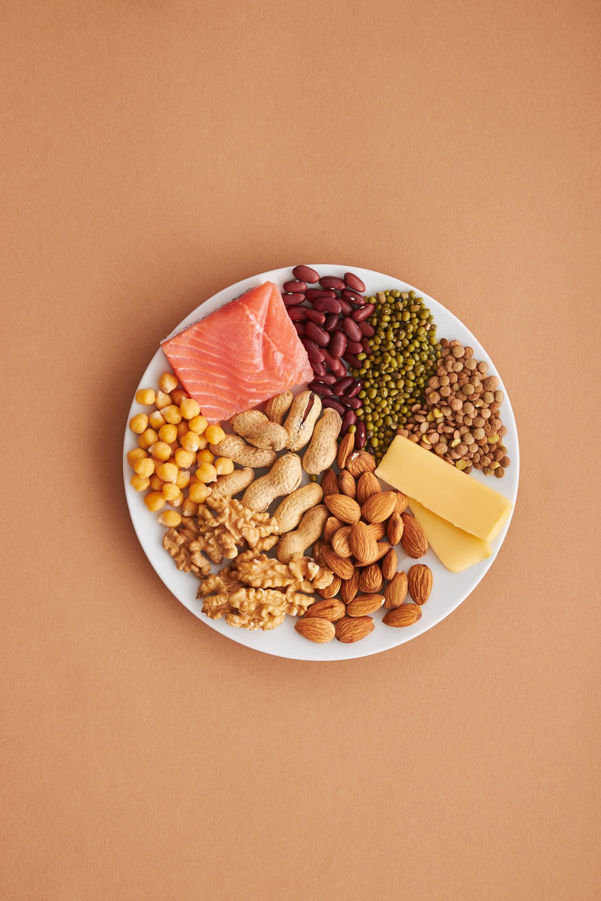 Plato con una selección de alimentos saludables y ricos en proteína