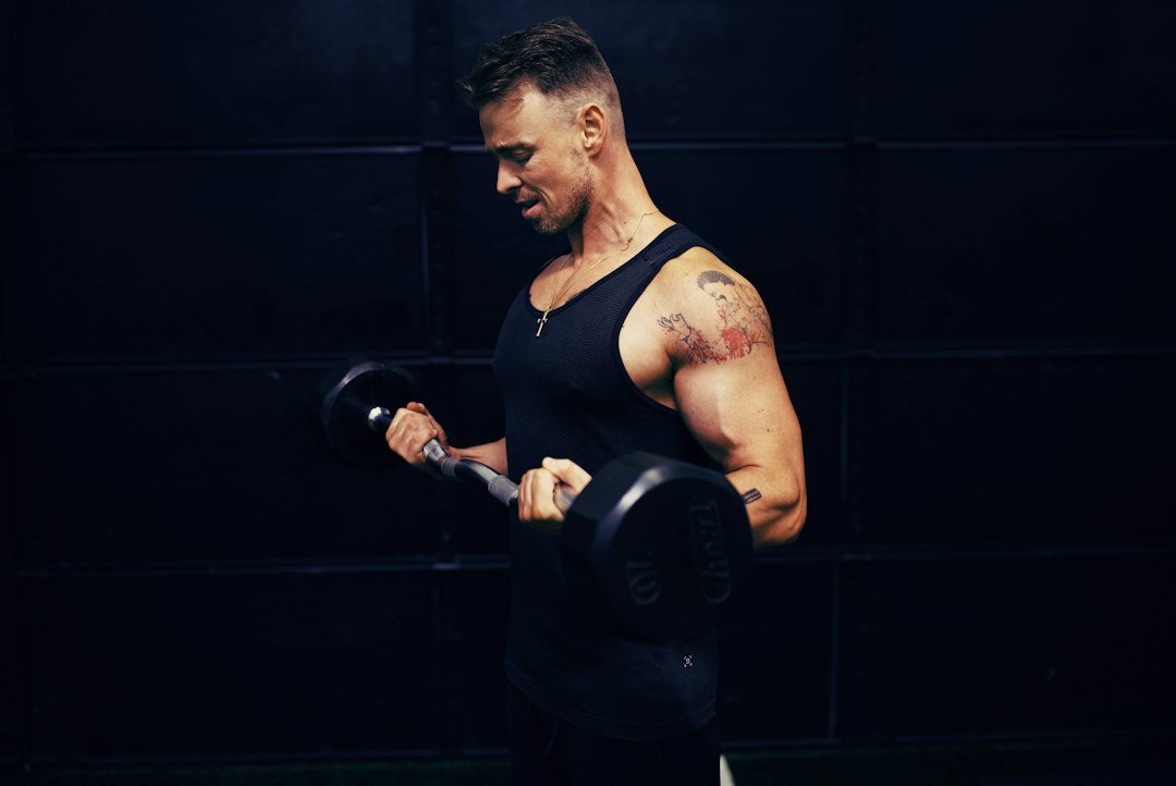 Hombre entrenando los brazos con una mancuerna