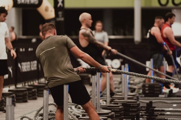 Personas entrenando con cuerdas de batalla en un gimnasio