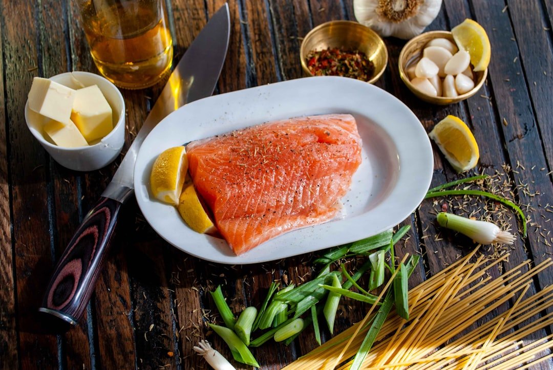 Filete de salmón crudo, uno de los pescados más ricos en omega 3