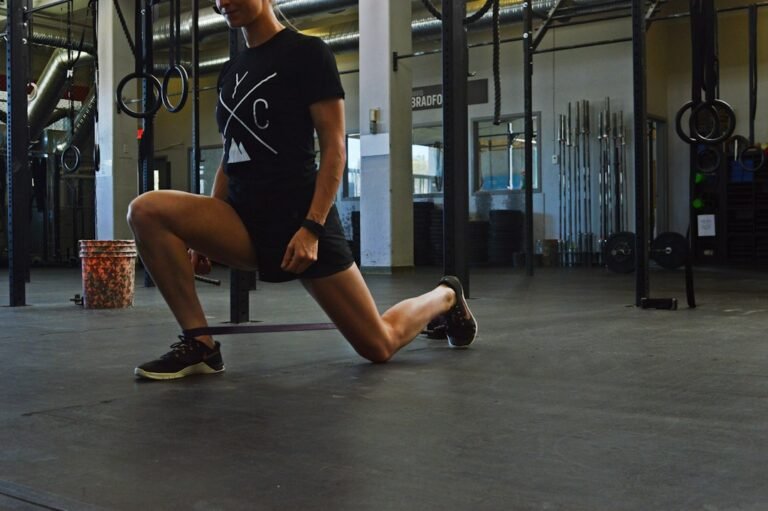 Persona haciendo una zancada en el gimnasio