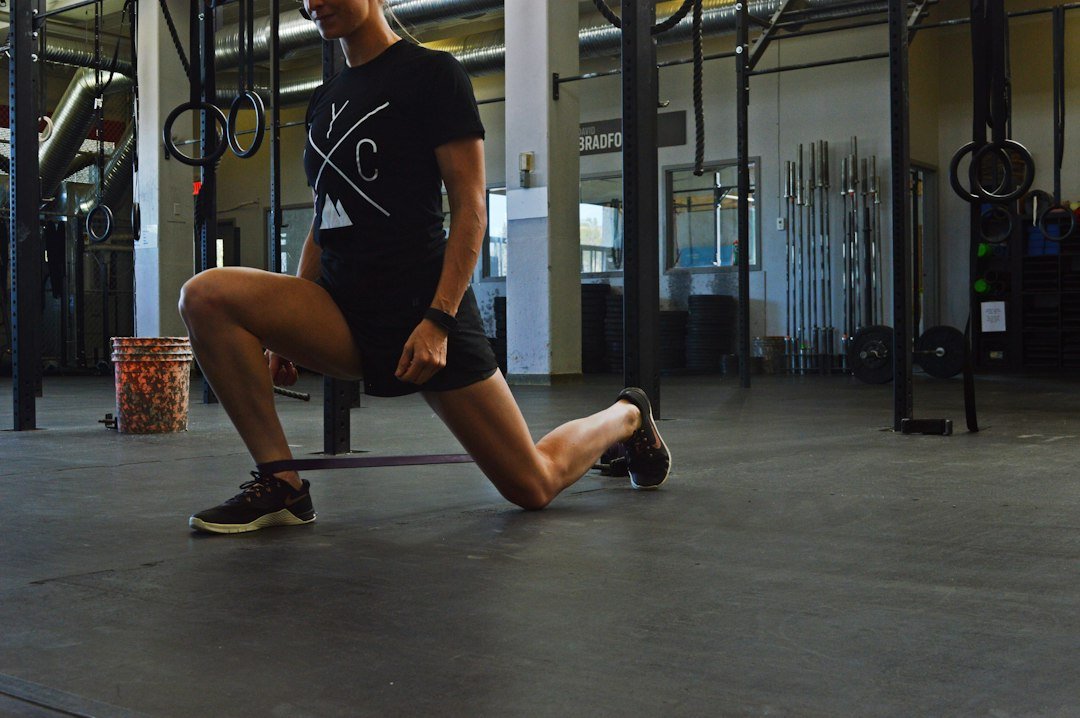 Persona haciendo una zancada en el gimnasio