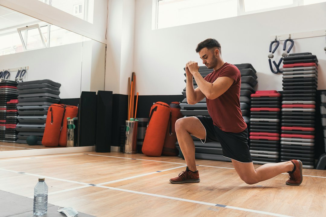 Hombre haciendo una zancada en el gimnasio