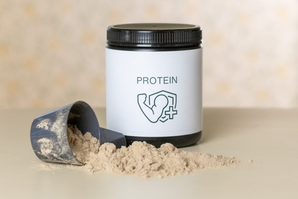 Bote de proteína en polvo con cuchara dosificadora